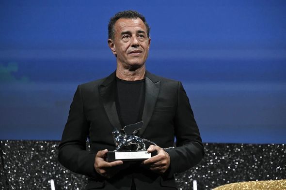 “Ən yaxşı rejissor” nominasiyasında “Gümüş Şir” mükafatına “Lo capitano” (“Mən kapitanam”) filminə görə italyan rejissoru Mateo Qarrone layiq görülüb.